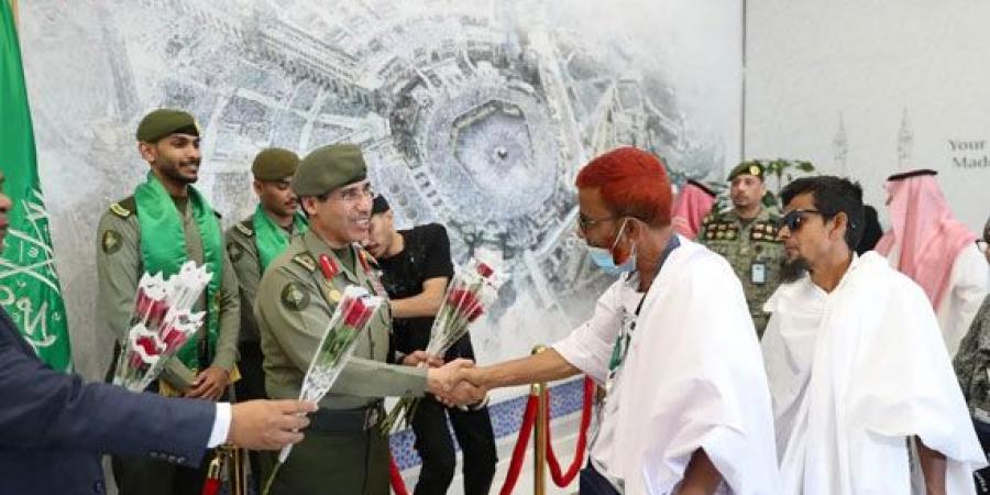 مدير الجوازات يستقبل أولى رحلات المستفيدين من «طريق مكة»