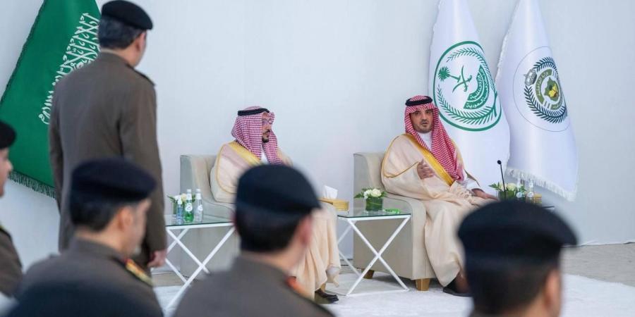 عبدالعزيز بن سعود يلتقي مدير عام مكافحة المخدرات وقيادات المكافحة في منطقة القصيم