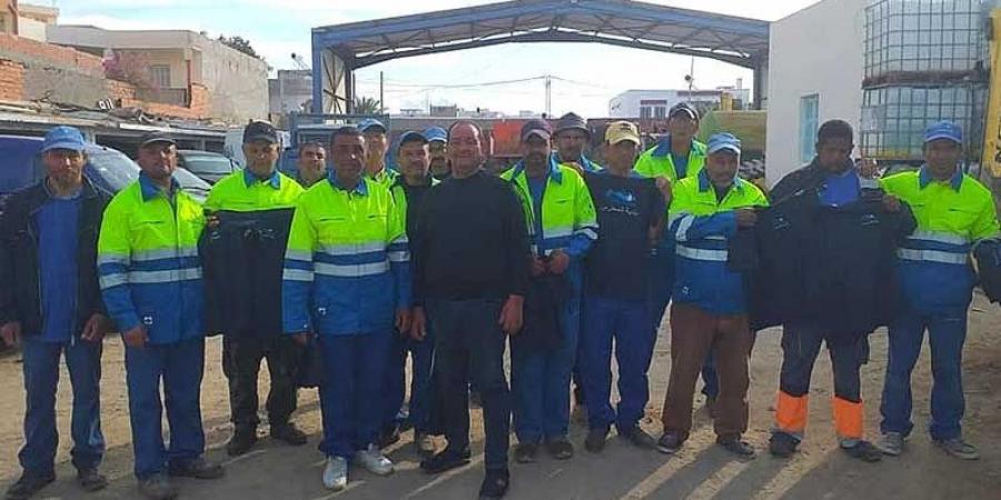 المحرس... مواطن مقيم بالخارج يتبرّع ببدلات عمل لعمّال البلدية