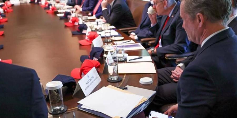 رغم فضيحة التسريبات.. كاميرا البيت الأبيض تفضح والتز قبل يوم من إقالته