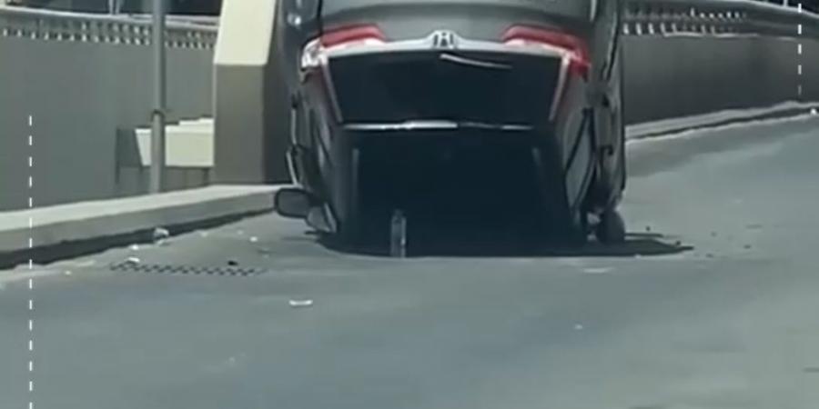 بالفيديو  .. انقلاب مركبة قرب محطة الباص السريع في طبربور