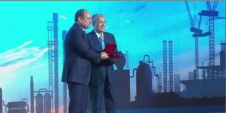 الرئيس السيسى يمنح أوسمة للمكرمين بقطاعات العمل ويفتتح المرحلة الثانية لشركة السويس للصلب