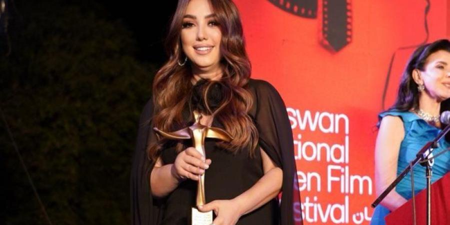 كندة علوش تتسلم تكريمها من مهرجان اسوان الدولي لأفلام المرأة