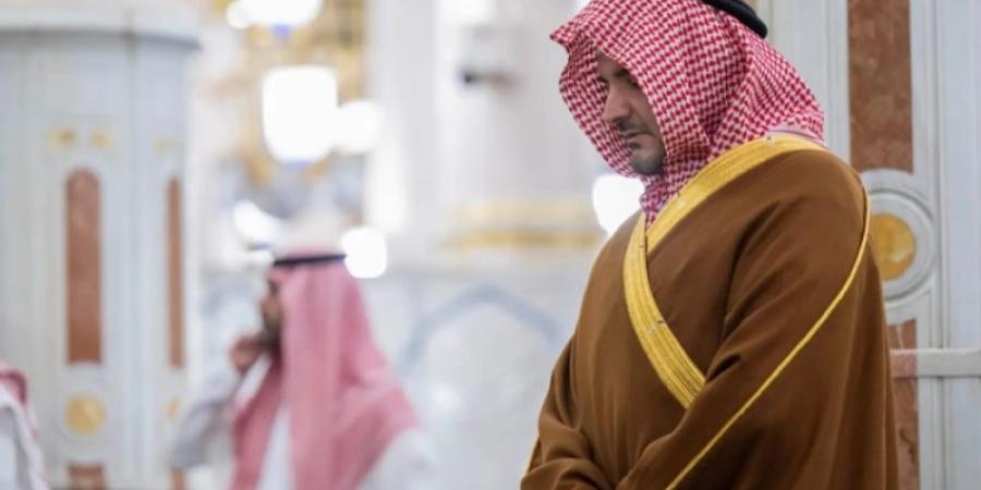 وزير الداخلية يزور المسجد النبوي ويؤدي الصلاة في الروضة الشريفة