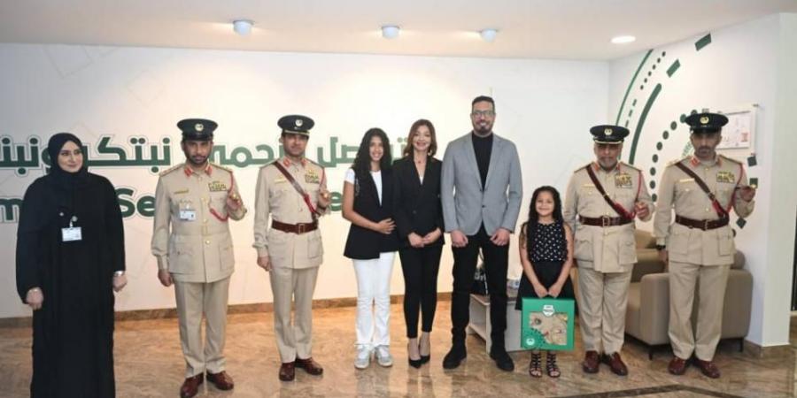 طفلة مصرية تعثر على 17 ألف درهم.. وشرطة دبي تكرمها لأمانتها