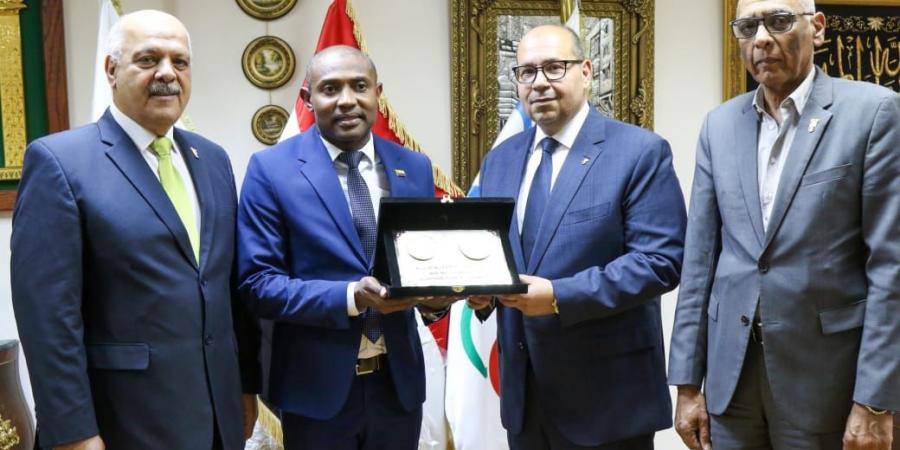 ياسر إدريس يستقبل وزير الخارجية بجزر القمر لبحث سبل التعاون  