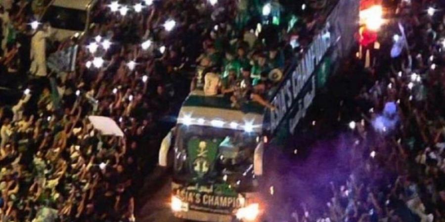 مسيرة النادي الأهلي تجوب شوارع جدة احتفالًا بلقب دوري أبطال آسيا للنخبة