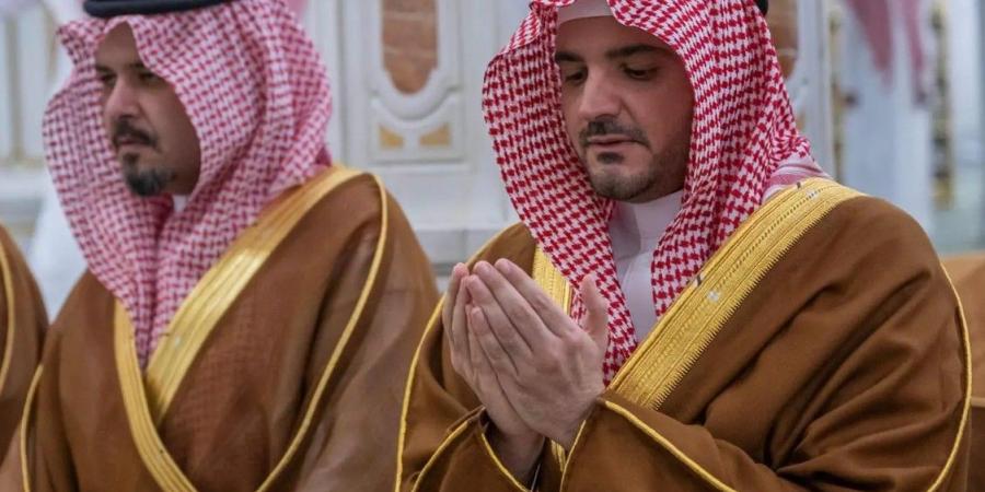 عبدالعزيز بن سعود يزور المسجد النبوي ويؤدي الصلاة في الروضة الشريفة