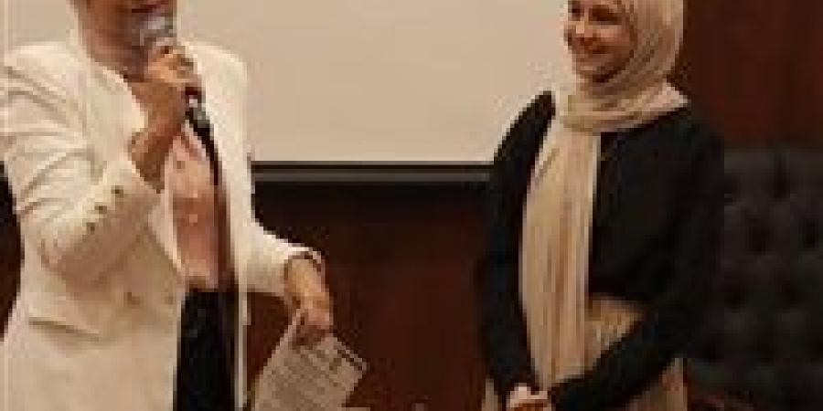ماذا تقولون في عميدةٍ قريبة من كل طالبةٍ لديها ؟ طالبة تشيد بمواقف انسانية لـ«عميدة اعلام بنات الأزهر»