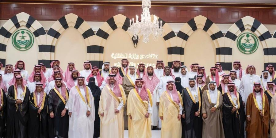 عبدالعزيز بن سعود يلتقي متقاعدي القطاعات التابعة لوزارة الداخلية بالمدينة المنورة