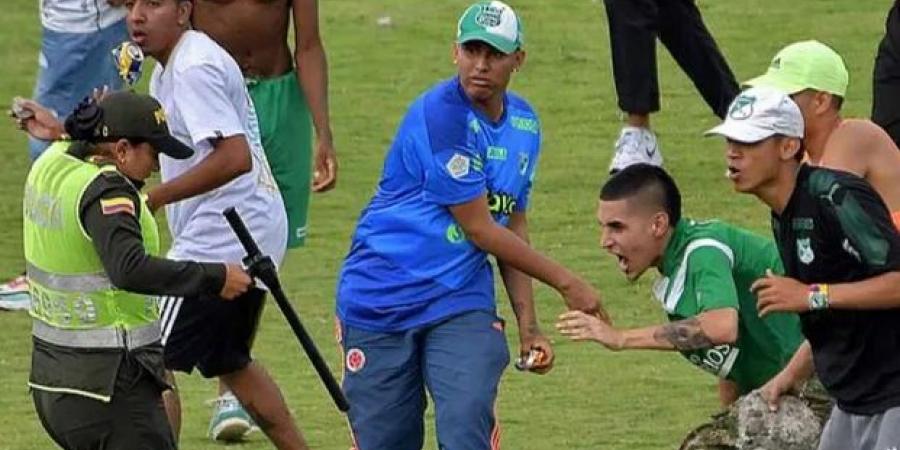 الاعتداء على مدرب.. اقتحام ملعب يُنهي مباراة بالدوري الكولومبي