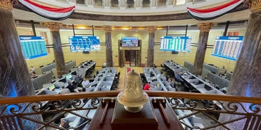 مؤشرات البورصة تخالف الأسواق العالمية.. وتستكمل الأداء العرضي