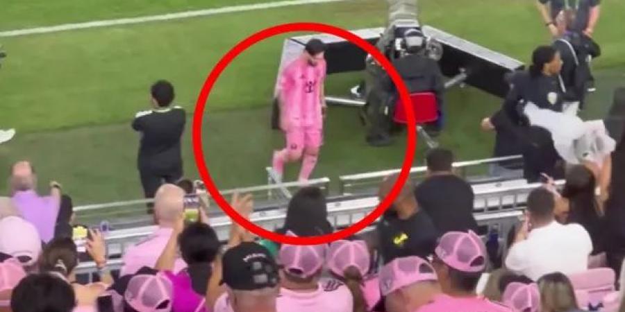 ميسي يترك احتفالات فريقه