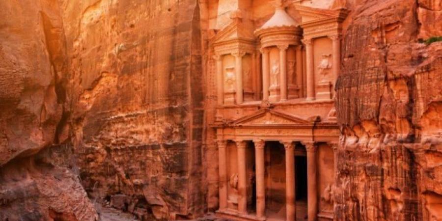 إجلاء مئات السياح بمدينة البترا الأردنية بسبب الأمطار الغزيرة والسيول