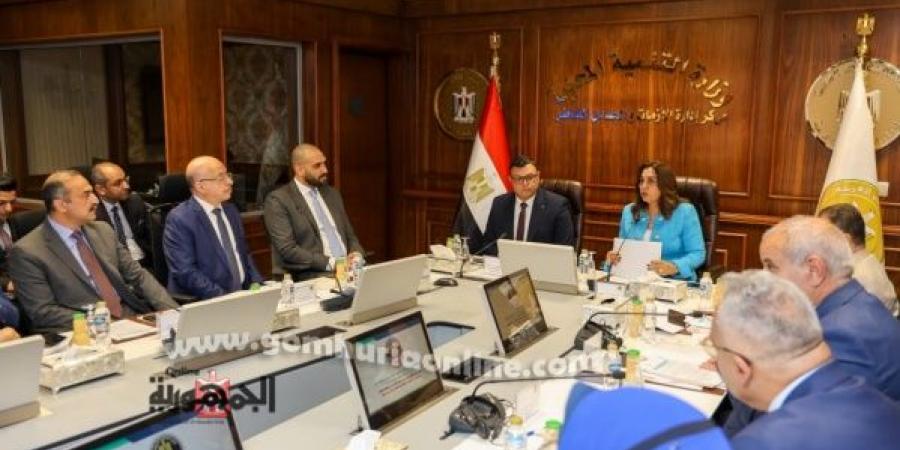 وزيرة التنمية المحلية: تبسيط إجراءات تراخيص المحال العامة