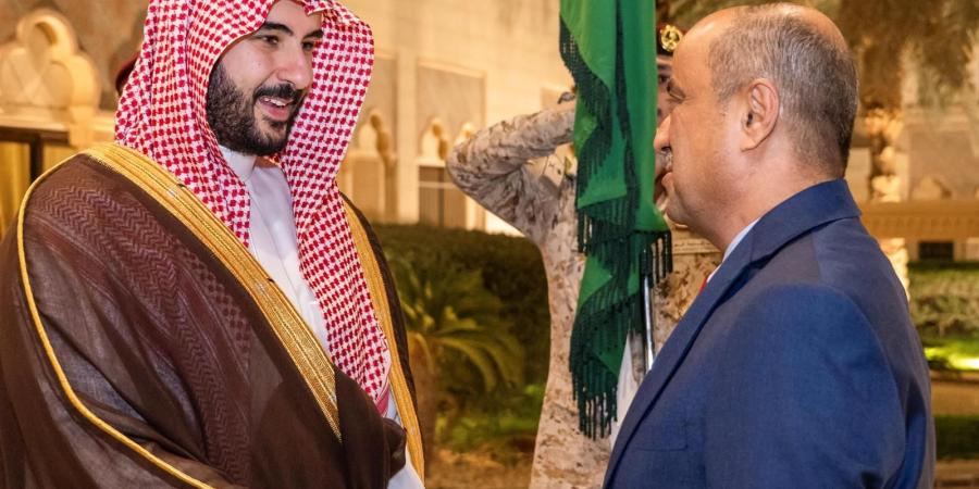وزير الدفاع يلتقي رئيس مجلس الوزراء اليمني