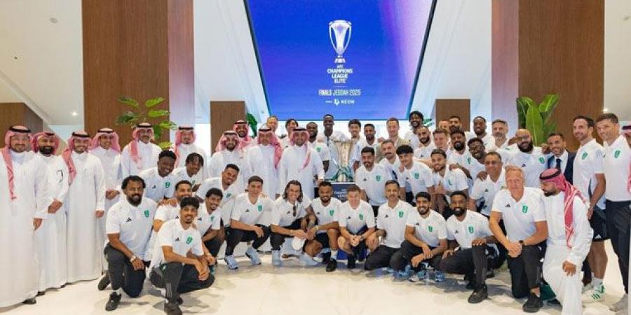 بعد تتويجه بكأس أبطال آسيا للنخبة .. وزير الرياضة يستقبل فريق الأهلي