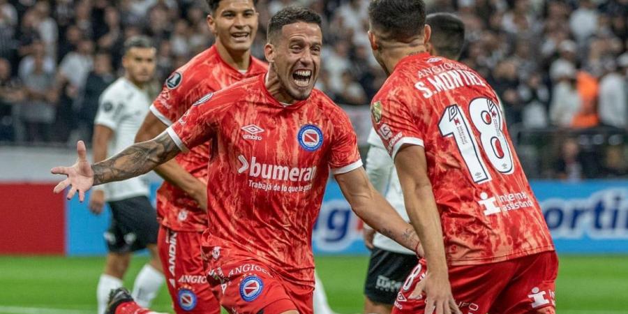 لسبب غريب .. حملة تفتيش يومية لجيران نادي مارادونا