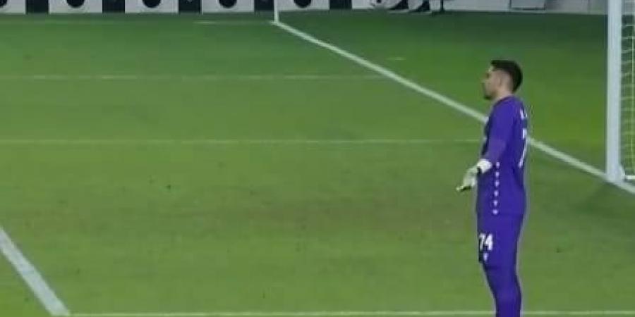 لقطة غريبة في كأس أمير قطر.. مشهد الحارس والكرة في منطقة الجزاء يثير الجدل