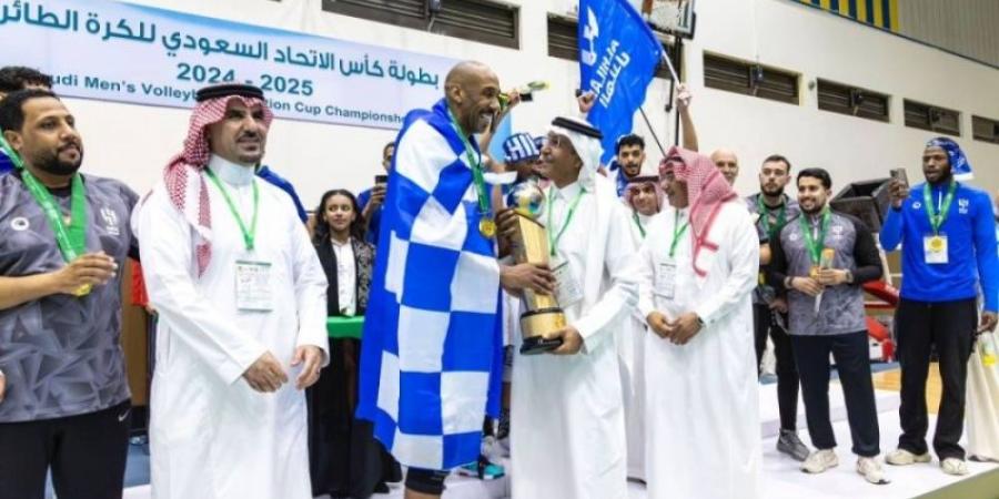 الهلال يتوّج بكأس الطائرة بعد فوزه على النصر