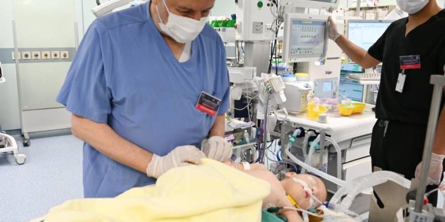 إنفاذًا لتوجيهات القيادة.. بدء عملية فصل التوأم الطفيلي المصري محمد عبدالرحمن جمعة