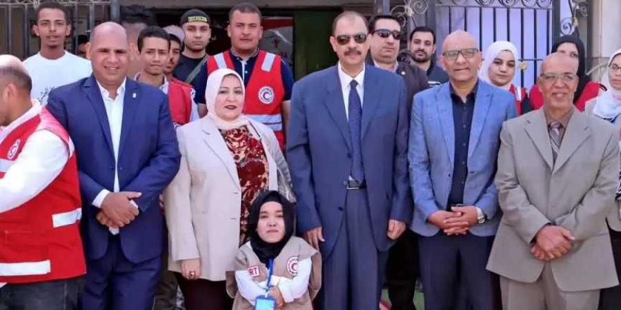 محافظ سوهاج يتفقد قافلة تركيب الأطراف الصناعية بمستشفى الهلال الأحمر بالحويتي