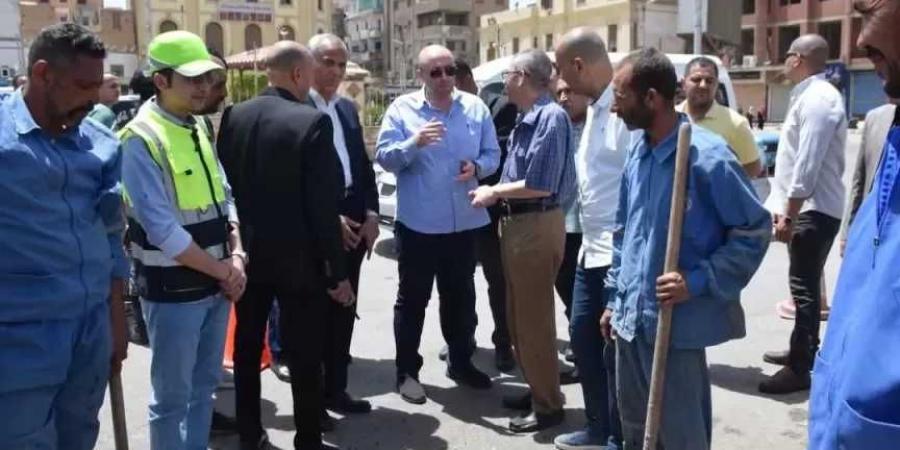 محافظ بني سويف يتابع إصلاح  تسريب  بشبكة المياه بميدان المديرية