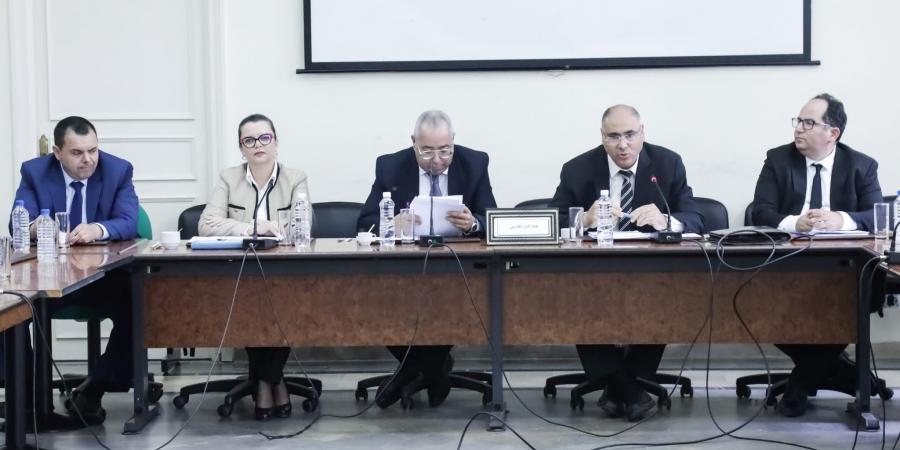 ممثلون عن هيئة الخبراء المحاسبين يعبرون خلال جلسة استماع لهم، عن رفضهم لمقترح قانون لتنظيم مهنة المستشار الجبائي