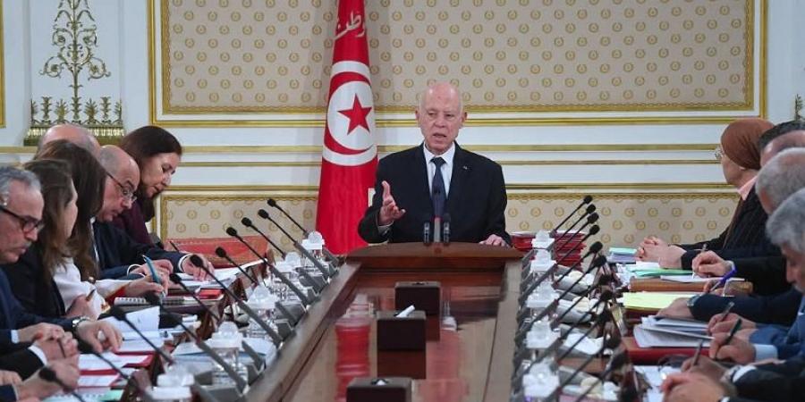 رئيس الجمهورية يؤكد على ضرورة إنهاء ملف عملة الحضائر ومن طالت بطالتهم