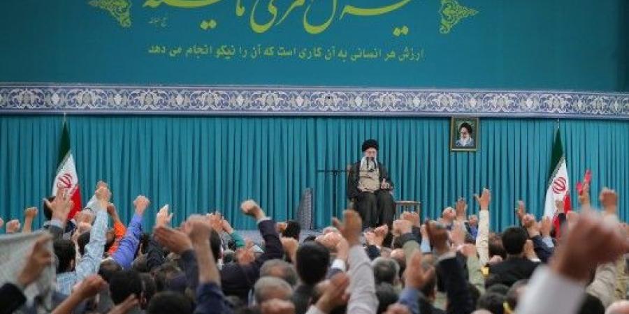 الإمام الخامنئي: على المسلمين ألّا يسمحوا بحرف الأذهان عن قضيّة فلسطين
