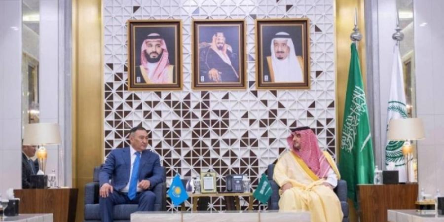 وزير الداخلية ورئيس لجنة الأمن القومي الكزخي يبحثان تعزيز التعاون الأمني