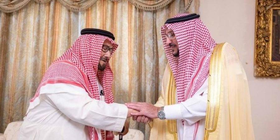 أمير القصيم يواسي أسرة الثنيان في وفاة الشيخ حجاج الثنيان - رحمه الله -