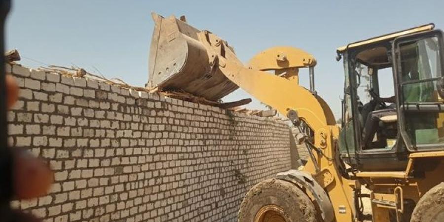 إزالة 8 حالات تعدى على الأراضي الزراعية بمركز الوقف