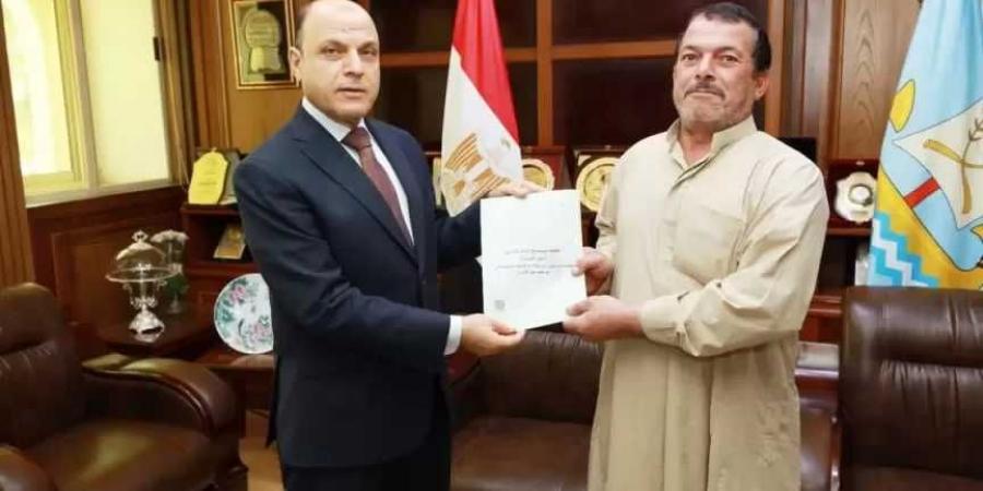 محافظ كفرالشيخ يُسلّم 14 عقد تقنين أراضي أملاك دولة للمستفيدين من المواطنين