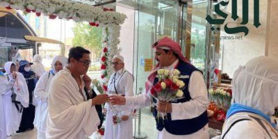 استقبال بهيج لحجاج أندونيسيا بماء زمزم والورود في مكة