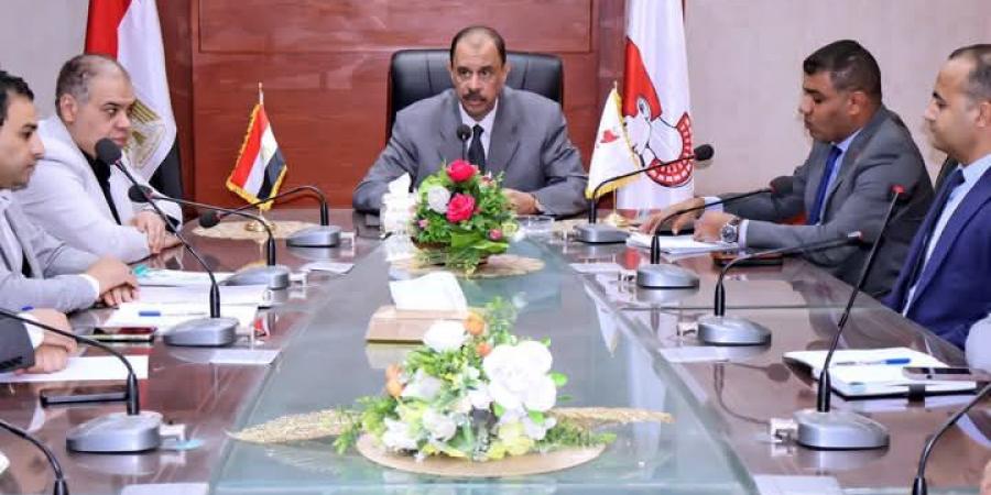 محافظ سوهاج يسلم ماكينات خياطة للسيدات الأولى بالرعاية