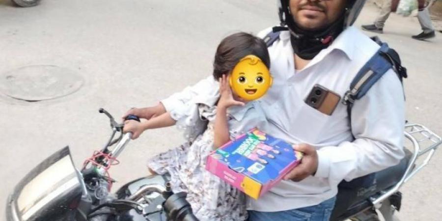 عامل توصيل طلبات يصطحب ابنته على دراجته النارية