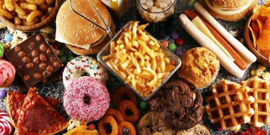 لماذا تحتل الوجبات السريعة مكانة خاصة في قلوبنا؟ اكتشف الأسباب