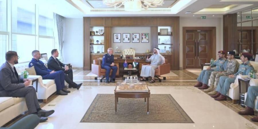 سيف بن زايد يبحث مع قائد شرطة نيوزيلندا التعاون الأمني