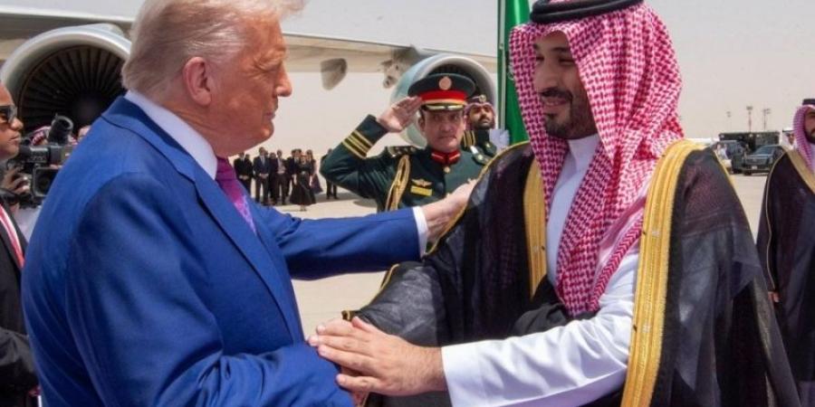 رئيس الولايات المتحدة الأمريكية يصل المملكة في زيارة دولة وسمو ولي العهد في مقدمة مستقبليه