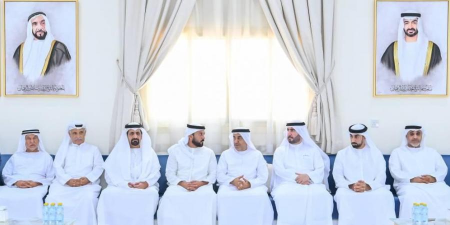 عبد العزيز بن حميد يعزي بوفاة علي العفاري