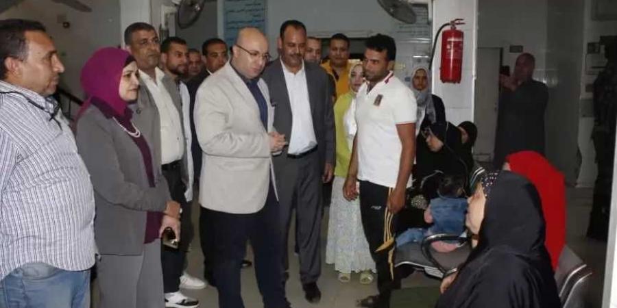 محافظ بني سويف يتفقد انتظام سير العمل ومستوى الخدمات المقدمة للمواطنين خلال زيارته لوحدة دشطوط الصحية