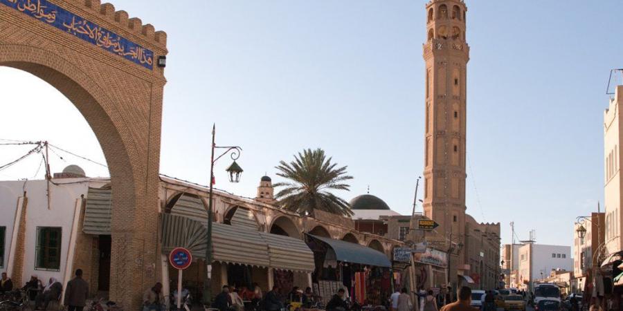 توزر: الإدارة الجهوية للتجهيز تدعو إلى توخي الحذر بالطرقات على إثر هبوب رياح رملية قوية