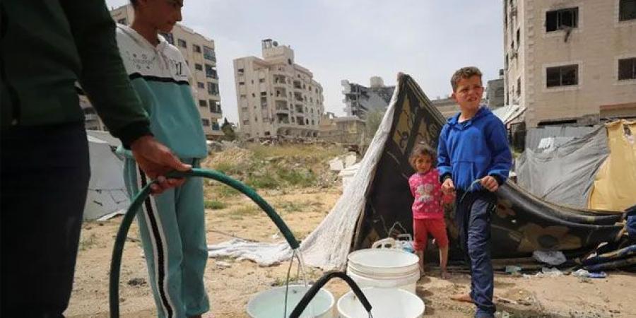 تحذيرات فلسطينية من كارثة مائية وصحية.. «أونروا» تتهم الاحتلال باستخدام الغذاء كسلاح في غزة