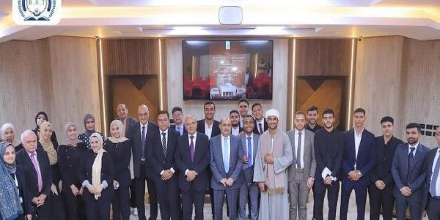 طلاب جامعة الريادة يواجهون وزارة البيئة خلال جلسة محاكاة النواب