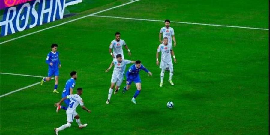 الهلال ينتزع فوزا مثيرا من الفتح برباعية مقابل ثلاثة في الدوري السعودي