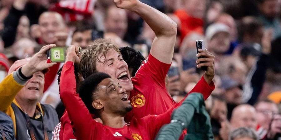 الهاتف تعطل والسيلفي فشل.. نجم مانشستر يونايتد يقلد محمد صلاح