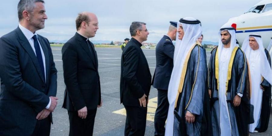 سعود بن صقر يصل إلى روما لحضور مراسم تنصيب البابا ليو الرابع عشر