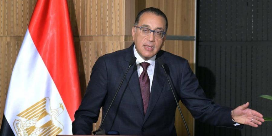 رئيس الوزراء يستقل الأتوبيس الترددى لتفقد التشغيل التجريبي