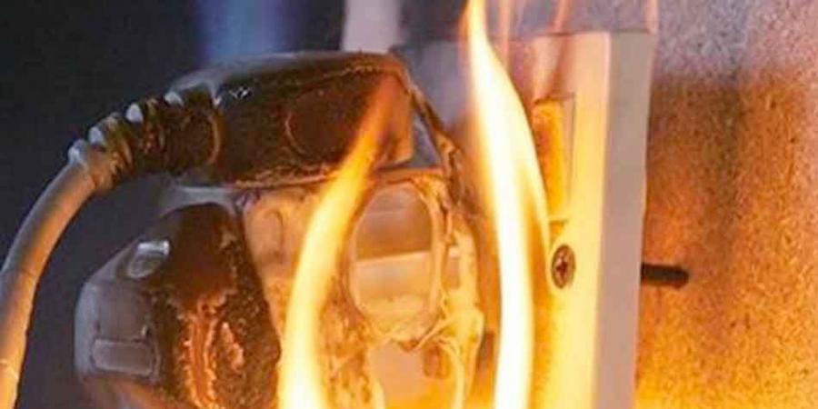ماس كهربائي وراء حريق مخزن فايبر وأخشاب في عين شمس